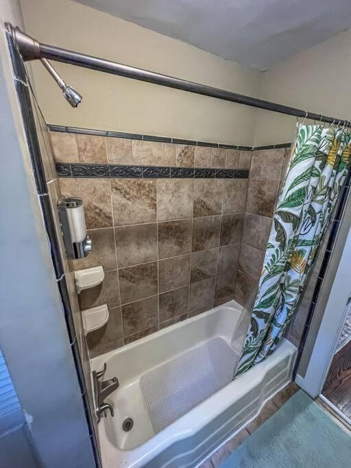 Historic Coastal Haven- Pet Friendly Fast Wi-Fi Villa Norfolk Exterior photo